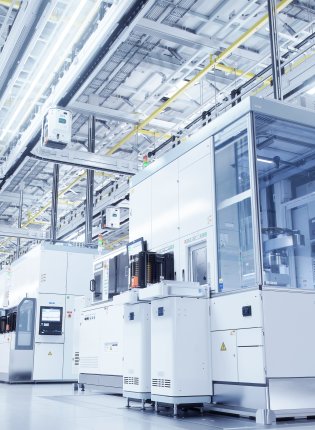 Halbleiterindustrie-Weitwinkelaufnahme des Reinraums der Bright Advanced Semiconductor Production Fab mit funktionierendem Überkopf-Wafer-Transfersystem