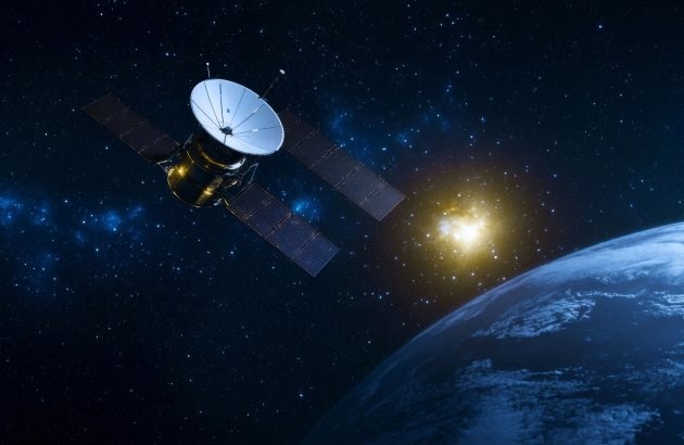 Luft-Raumfahrt-Bild eines Weltraumsatelliten, der die Erde umkreist, vor einem atemberaubenden kosmischen Hintergrund mit Sternen und einem leuchtenden Himmelskörper