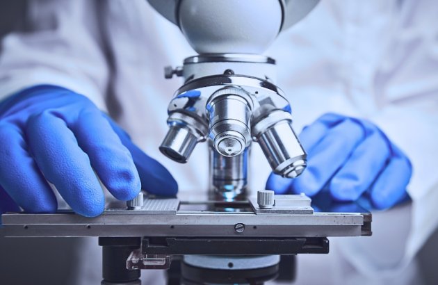Optik-Nahaufnahme eines Mikroskops mit Metallobjektiv