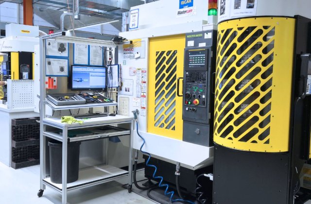 Fanuc Robodrill Maschine steht in einer Produktionshalle