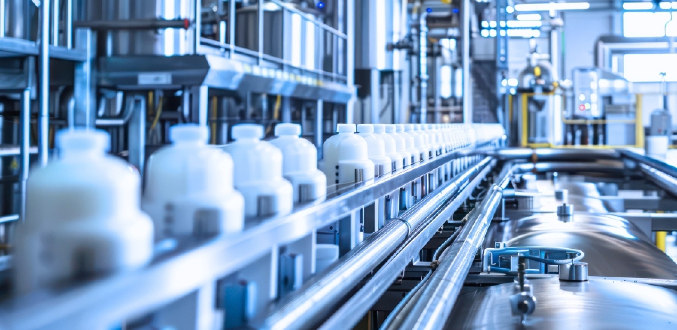 Anlagen-Maschinen-Automatisierte Milchproduktionslinie in einer modernen Molkerei, die Effizienz und Technologie demonstriert