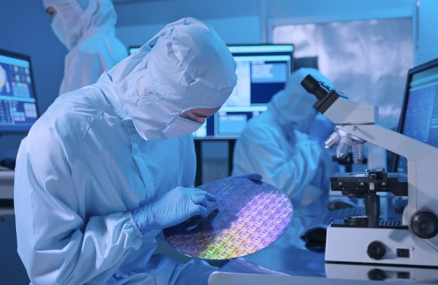 Halbleiterindustrie-Techniker im Labor untersucht einen Wafer