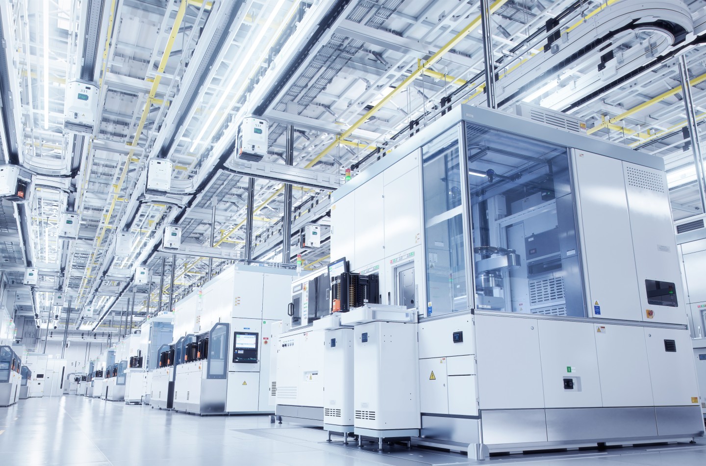 Halbleiterindustrie-Weitwinkelaufnahme des Reinraums der Bright Advanced Semiconductor Production Fab mit funktionierendem Überkopf-Wafer-Transfersystem
