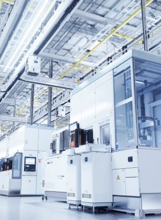 Halbleiterindustrie-Weitwinkelaufnahme des Reinraums der Bright Advanced Semiconductor Production Fab mit funktionierendem Überkopf-Wafer-Transfersystem