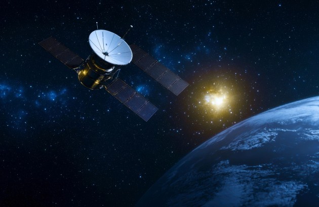 Luft-Raumfahrt-Bild eines Weltraumsatelliten, der die Erde umkreist, vor einem atemberaubenden kosmischen Hintergrund mit Sternen und einem leuchtenden Himmelskörper