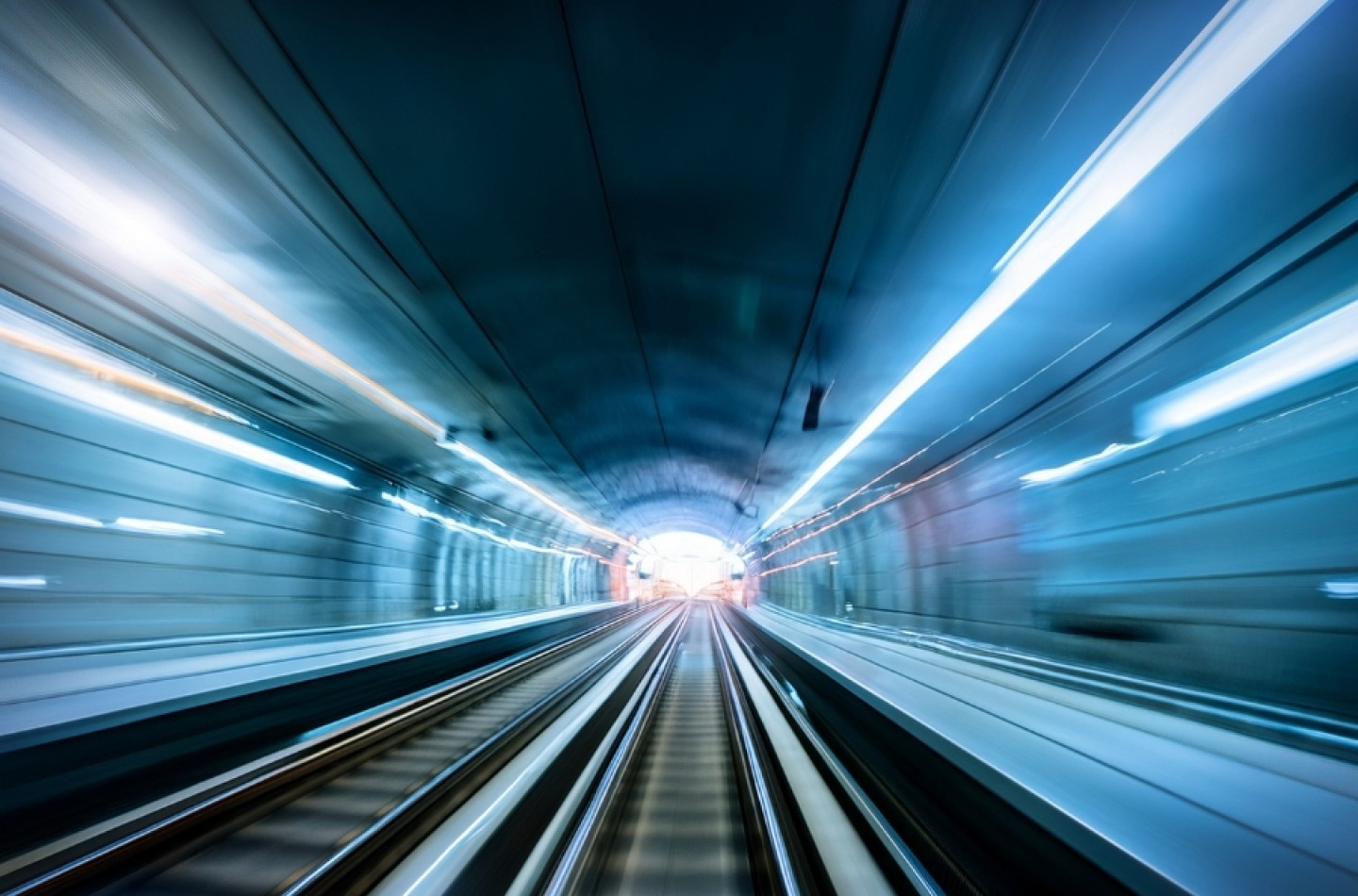 Mobilität-Eine dynamische Ansicht eines Hochgeschwindigkeitszugtunnels mit Bewegungsunschärfe, leuchtenden Lichtern und einem Gefühl von Geschwindigkeit und futuristischer Technologie