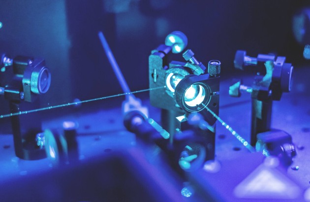 Laser zeigen aufeinander auf einer Halterung aufgeschraubt