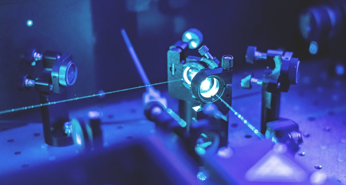 Laser zeigen aufeinander auf einer Halterung aufgeschraubt