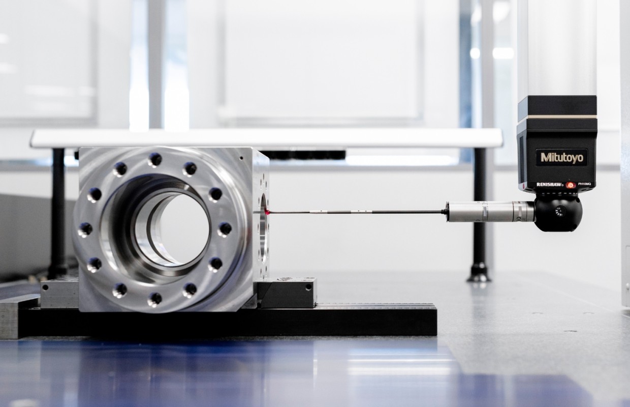 Eine Mitutoyo Messmaschine misst ein CNC Bauteil präzise und genau