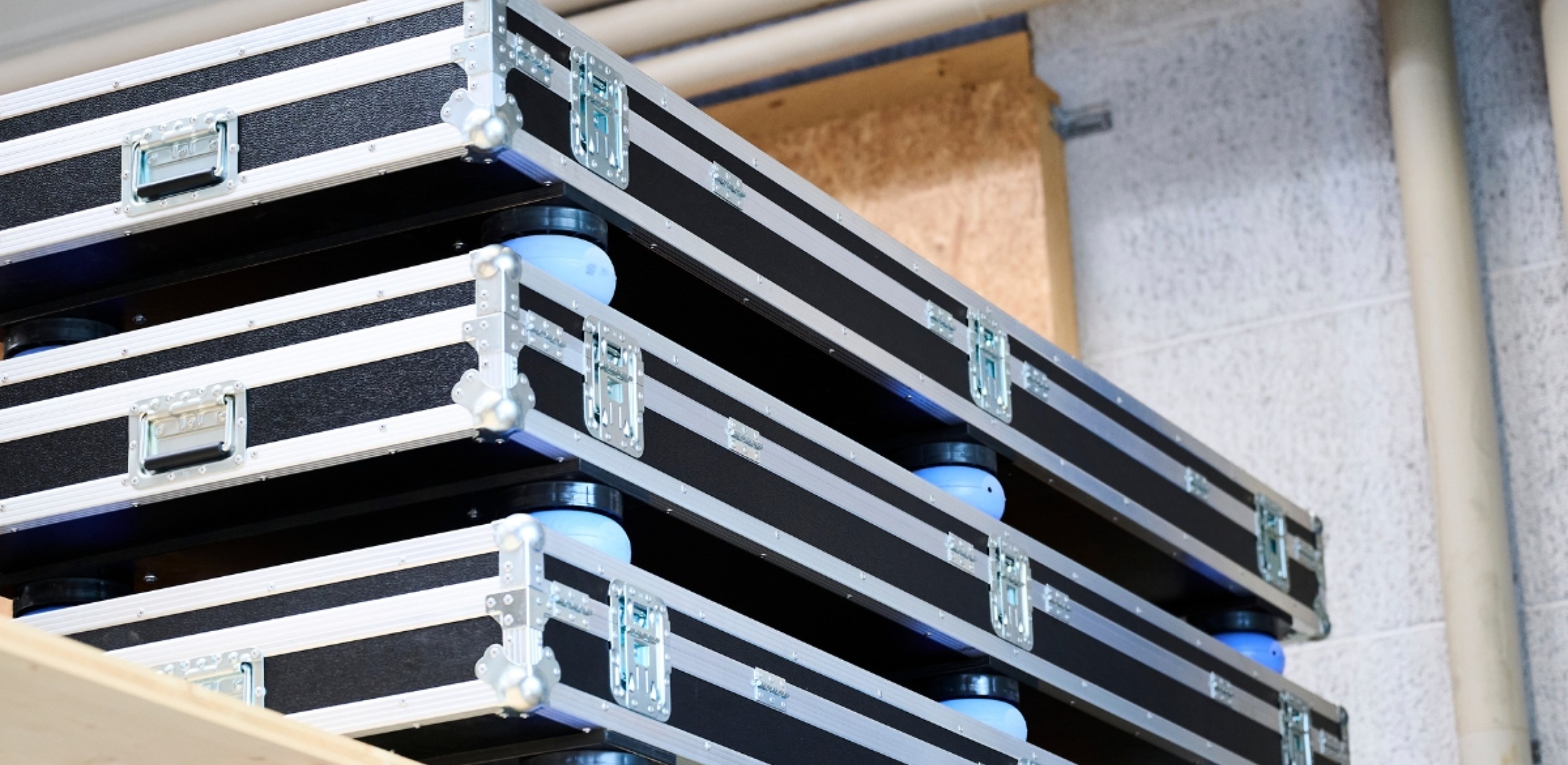 Umweltfreundliche Mehrwegverpackungen auf einem Regal gelagert für den Versand von mechanischen Fertigungsteilen PWB AG